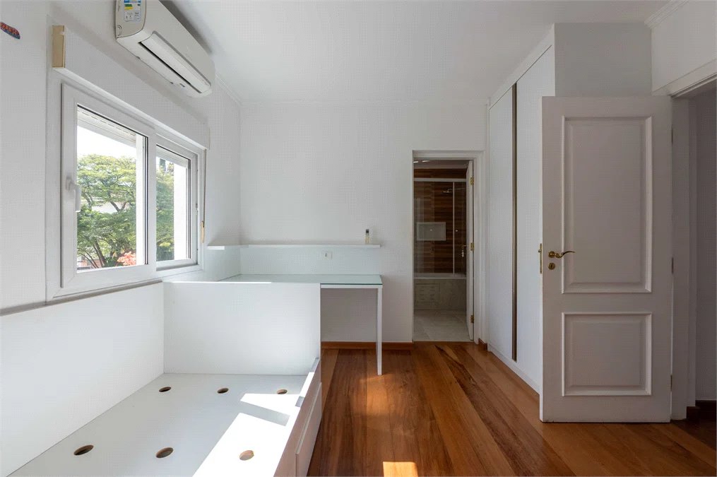 Casa à venda com 6 quartos, sendo 4 suítes,  em Morumbi, São Paulo, SP