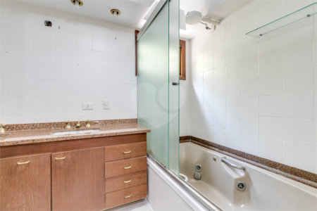 Casa à venda com 5 quartos, sendo 3 suítes, no condomínio Granja do Morumbi, São Paulo - SP