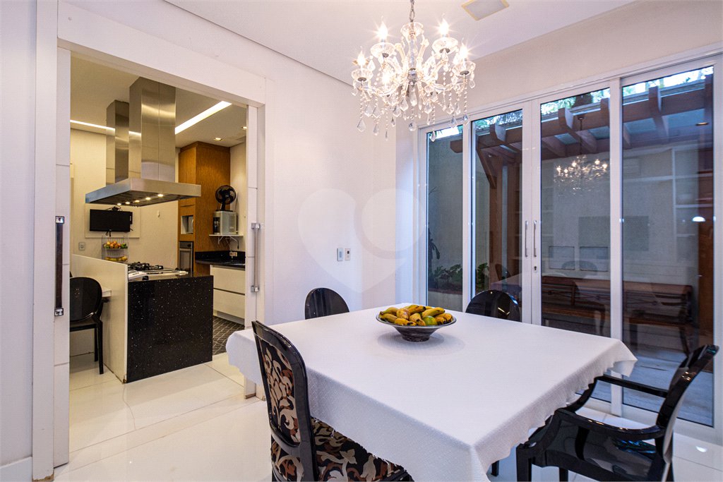 Casa à venda com 5 suítes em Jardim Cordeiro, São Paulo, SP