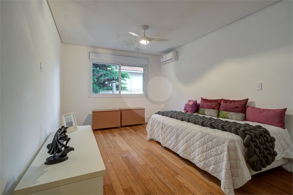 Casa à venda com 4 suítes no condomínio Ville de France, São Paulo - SP