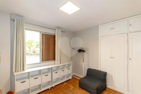 Apartamento à venda com 3 quartos, sendo 1 suíte,  em Moema, São Paulo, SP