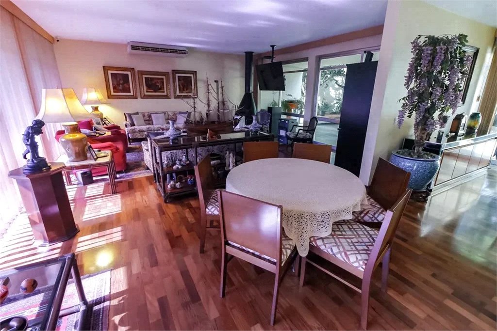 Sobrado à venda com 4 quartos, sendo 3 suítes, em Vila Sônia, São Paulo, SP