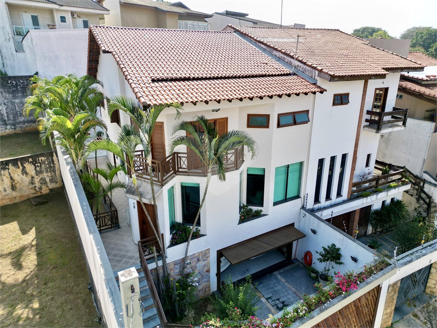 Sobrado à venda com 4 quartos, sendo 1 suíte, em Tremembé, São Paulo, SP