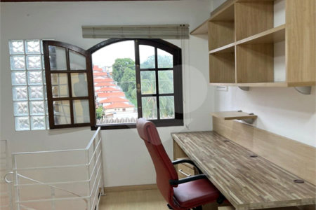 Sobrado à venda com 5 quartos, sendo 2 suítes, em Vila Universitária, São Paulo, SP