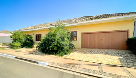 Casa à venda com 4 quartos, sendo 3 suítes, em Terras de Santo Antônio, Itapetininga, SP