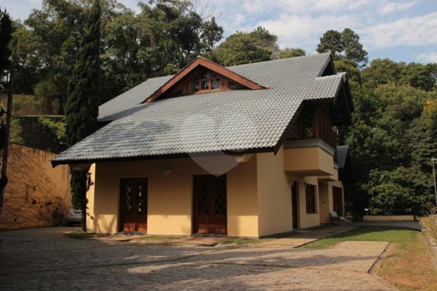 Sobrado à venda com 7 quartos, sendo 5 suítes, no Centro, Mairiporã, SP