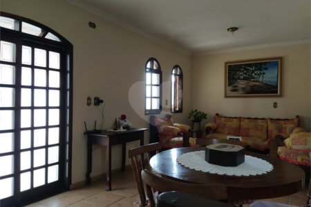 Casa Térrea à venda com 3 quartos, sendo 1 suíte,  no Centro, Salesópolis, SP