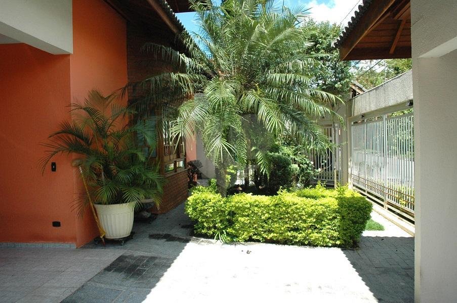 Sobrado à venda com 5 quartos, sendo 4 suítes, em Interlagos, São Paulo, SP