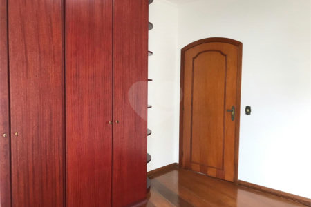 Sobrado à venda com 4 quartos, sendo 3 suítes, em Alto da Boa Vista, São Paulo, SP