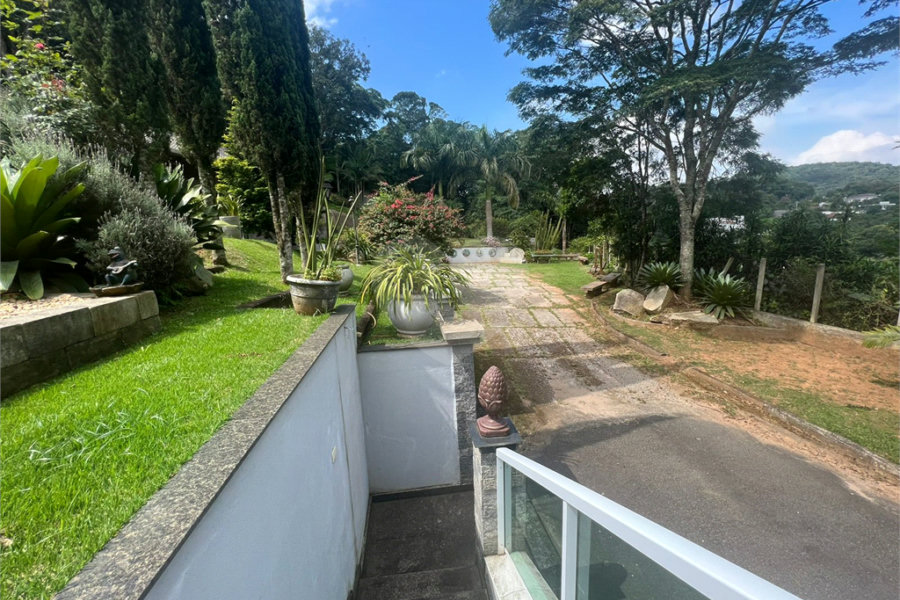 Casa à venda com 6 quartos, sendo 5 suítes, no condomínio Alpes da Cantareira, Mairiporã - SP