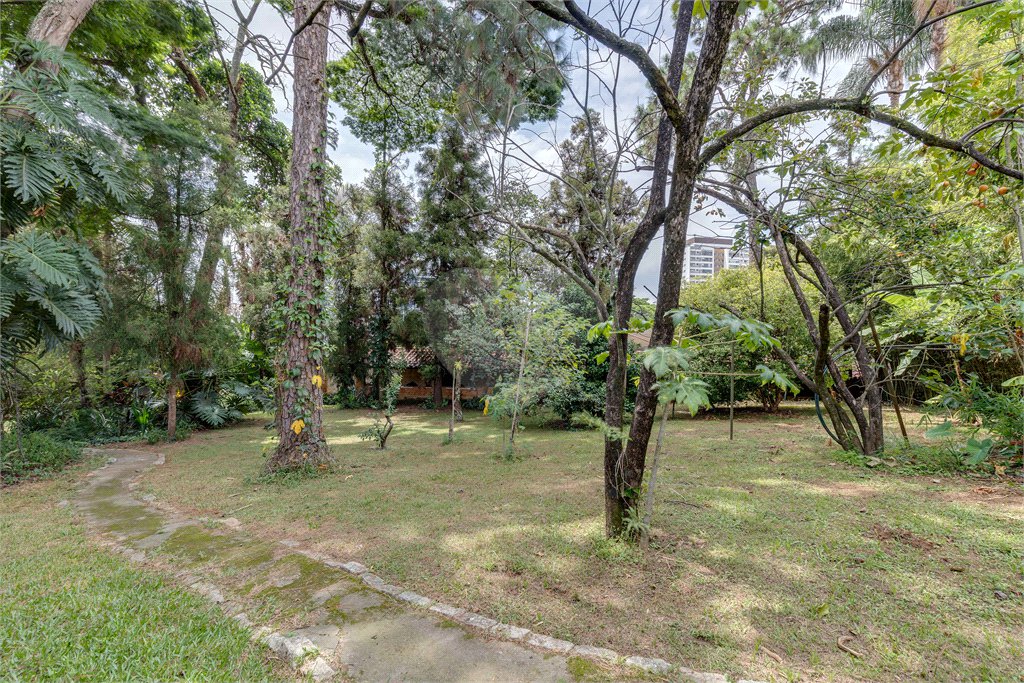 Casa Térrea à venda ou para alugar com 5 quartos, sendo 2 suítes,  em Jardim Prudência, São Paulo, SP