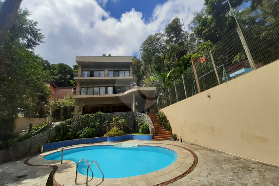 Casa à venda com 4 quartos, sendo 2 suítes, no condomínio Champs Elysees Village, Mairiporã - SP