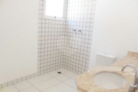 Casa à venda com 4 quartos, sendo 2 suítes, no condomínio Bristol Village, São Paulo - SP
