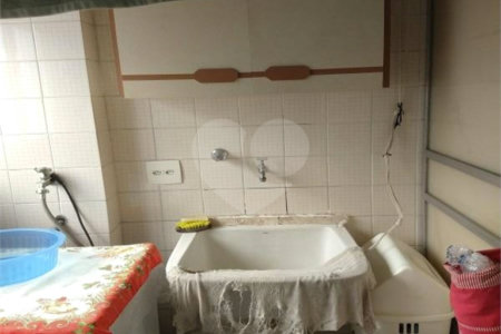 Apartamento na Vila Nova Conceição de 100m2 com 2 dorms, 1 suíte , 3 banheiros, 2 vagas. Estuda permuta.