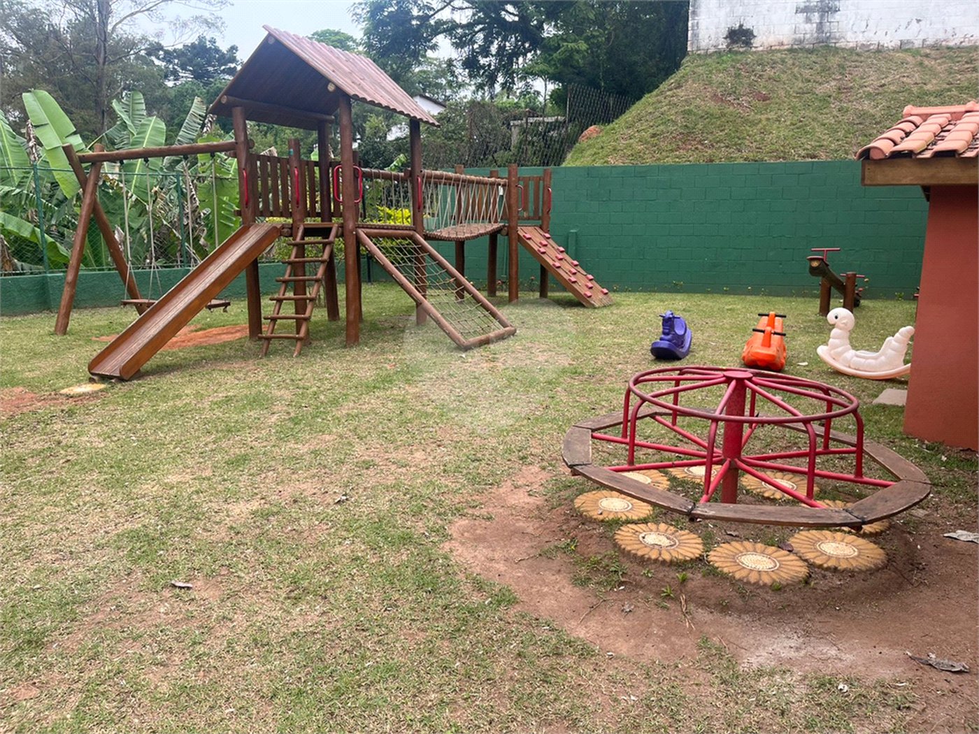 Casa à venda com 3 quartos, sendo 1 suíte, no condomínio New Village, Cotia - SP