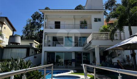 Sobrado à venda com 4 suítes em Tremembé, São Paulo, SP