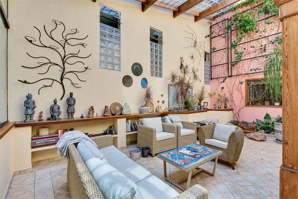 Casa à venda com 4 quartos, sendo 2 suítes, em Jardim Cordeiro, São Paulo, SP