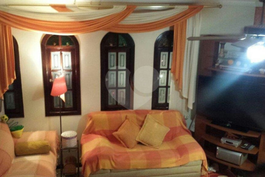 Casa à venda com 3 quartos, sendo 1 suíte, no condomínio Jardim das Pedras, São Paulo - SP