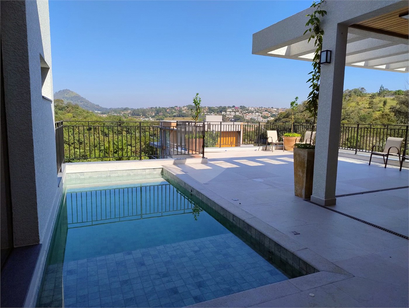 Casa à venda ou para alugar com 4 suítes no condomínio Itaporã, Atibaia - SP