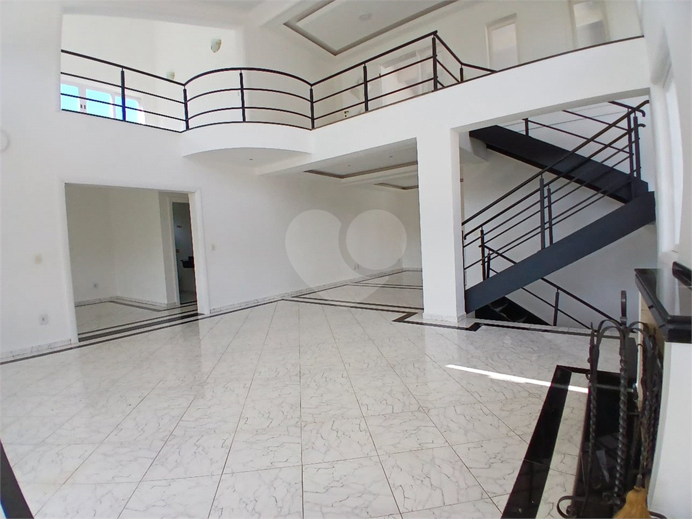 Casa à venda com 4 quartos, sendo 2 suítes, no condomínio Flamboyant, Atibaia - SP