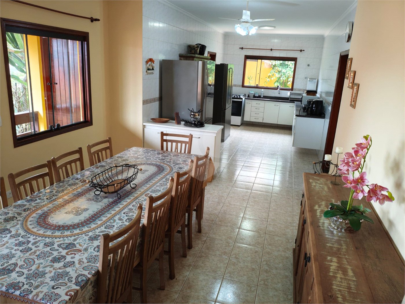 Casa à venda com 4 quartos, sendo 2 suítes,  em Country Residencial Felix, Bom Jesus dos Perdões, SP