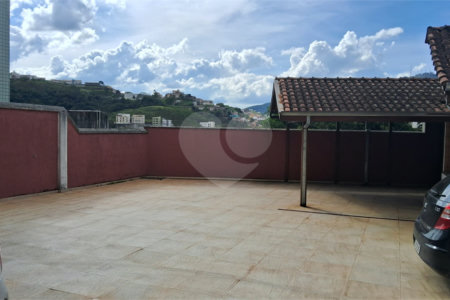 Sobrado à venda com 4 quartos, sendo 2 suítes, em Jardim Quisisana, Poços de Caldas, MG