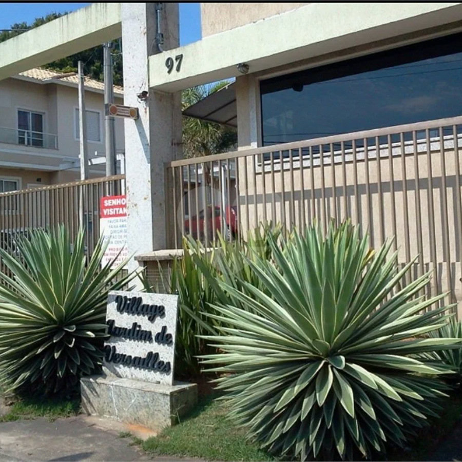 Casa à venda com 3 quartos, sendo 1 suíte, no condomínio Village Jardim Versailles, Jundiaí - SP