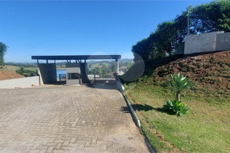 Casa à venda com 3 suítes no condomínio Riviera dos Pássaros, Joanópolis - SP
