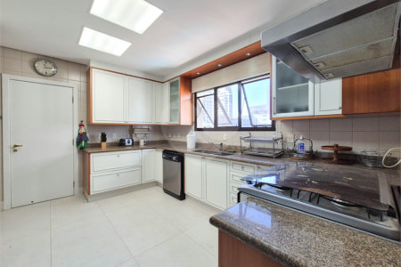 Apartamento à venda ou para alugar com 4 quartos, sendo 3 suítes, em Moema, São Paulo, SP
