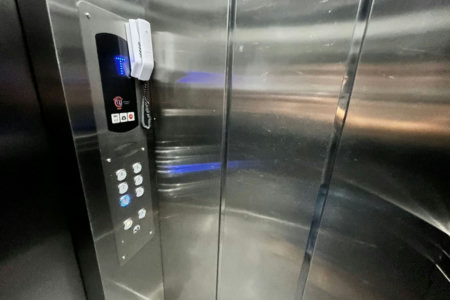 Apartamento 2 dormitórios com vaga de garagem lado praia na Enseada Guarujá