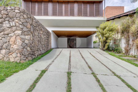 Casa à venda com 5 quartos, sendo 3 suítes, no condomínio Granja do Morumbi, São Paulo - SP