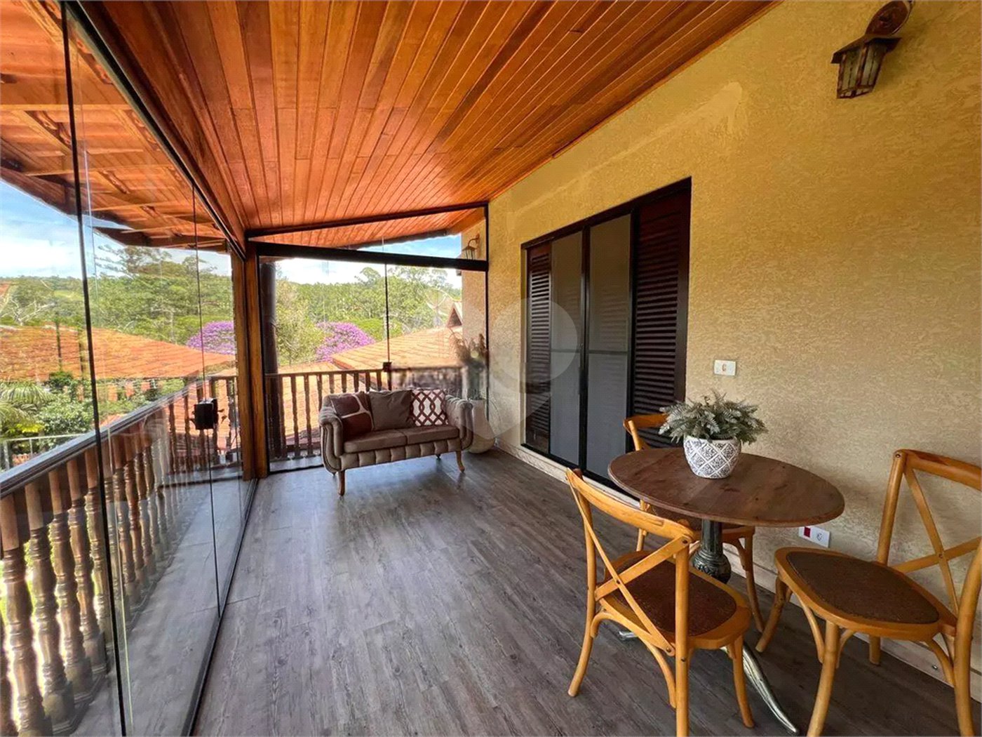 Chácara com excelente infraestrutura, contendo casa com 8 dormitórios, 900 m² de área construída, área total de 3000m², piscina adulto e infantil, churrasqueira, quadra gramada de futebol - Rio Acima - Atibaia/SP 900 m² Área construída 3.000 m² Área do terreno