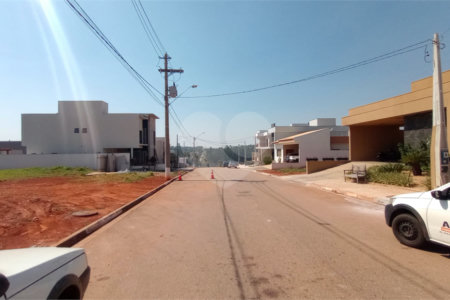 Casa à venda com 3 quartos, sendo 1 suíte, no condomínio Residencial Golden Ville, Itapetininga - SP
