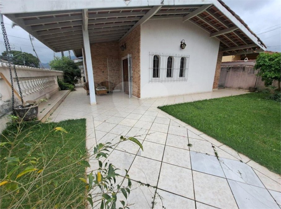 Casa à venda com 4 quartos, sendo 1 suíte, em Indaiá, Caraguatatuba, SP