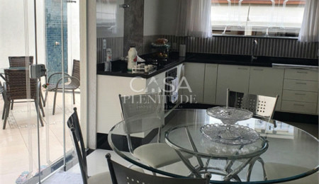 Sobrado à venda com 3 suítes em Vila Trujillo, Sorocaba, SP