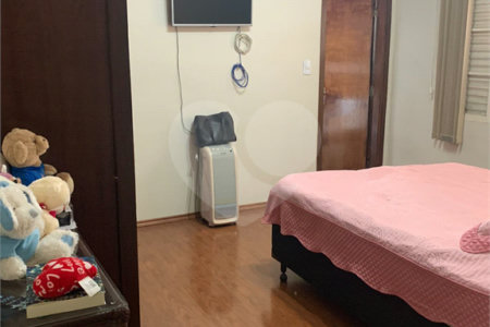 Casa térrea com 3 suítes.