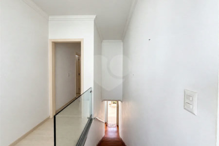 Casa à venda com 3 quartos, sendo 1 suíte, no condomínio Vila das Emboabas, São Paulo - SP