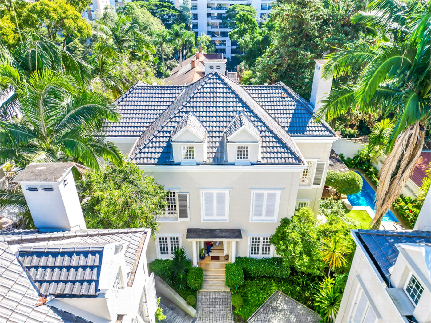 Casa à venda com 5 quartos, sendo 4 suítes, no condomínio Bounganville, São Paulo - SP