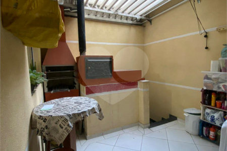 Casa à venda com 3 quartos, sendo 1 suíte, no condomínio Regina, São Paulo - SP