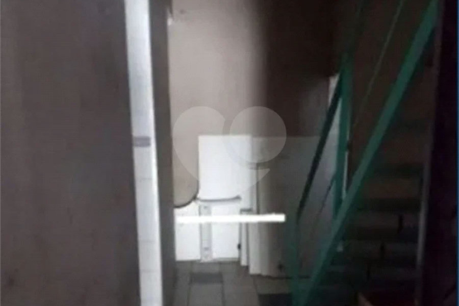 Galpão comercial com 147 m² de área total de terreno e 100 m² de área útil no Cambuci.