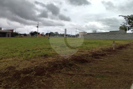 Terreno à Venda em São Carlos, no bairro Residencial Samambaia