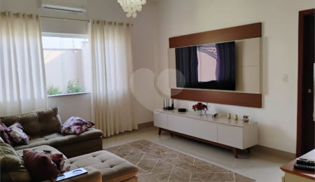 Sobrado à venda com 4 quartos, sendo 3 suítes, em Jardim Marabá, Itapetininga, SP