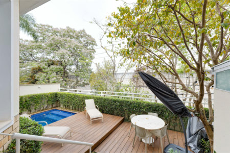 Casa à venda com 4 quartos, sendo 2 suítes, no condomínio Bristol Village, São Paulo - SP