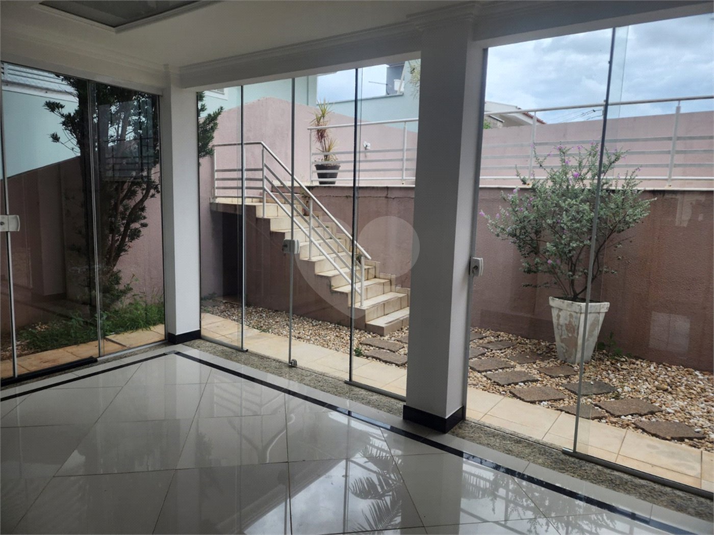 Casa à venda com 3 quartos, sendo 1 suíte, no condomínio Terras de São Francisco, Vinhedo - SP