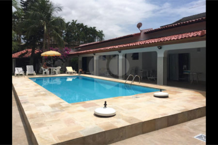 Casa à venda com 8 quartos, sendo 6 suítes,  no condomínio Acapulco, Guarujá - SP