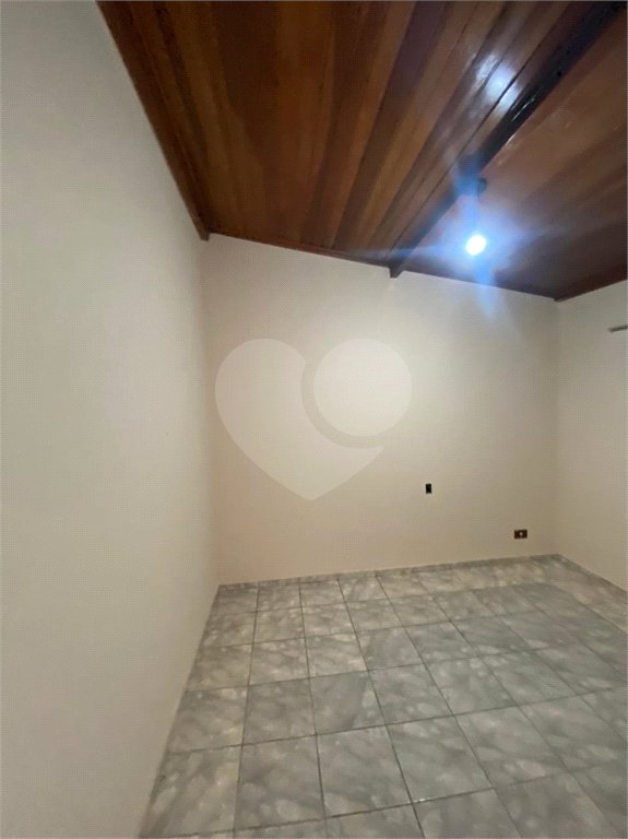 Casa Térrea com 3 dormitórios, sendo 2 suítes.
