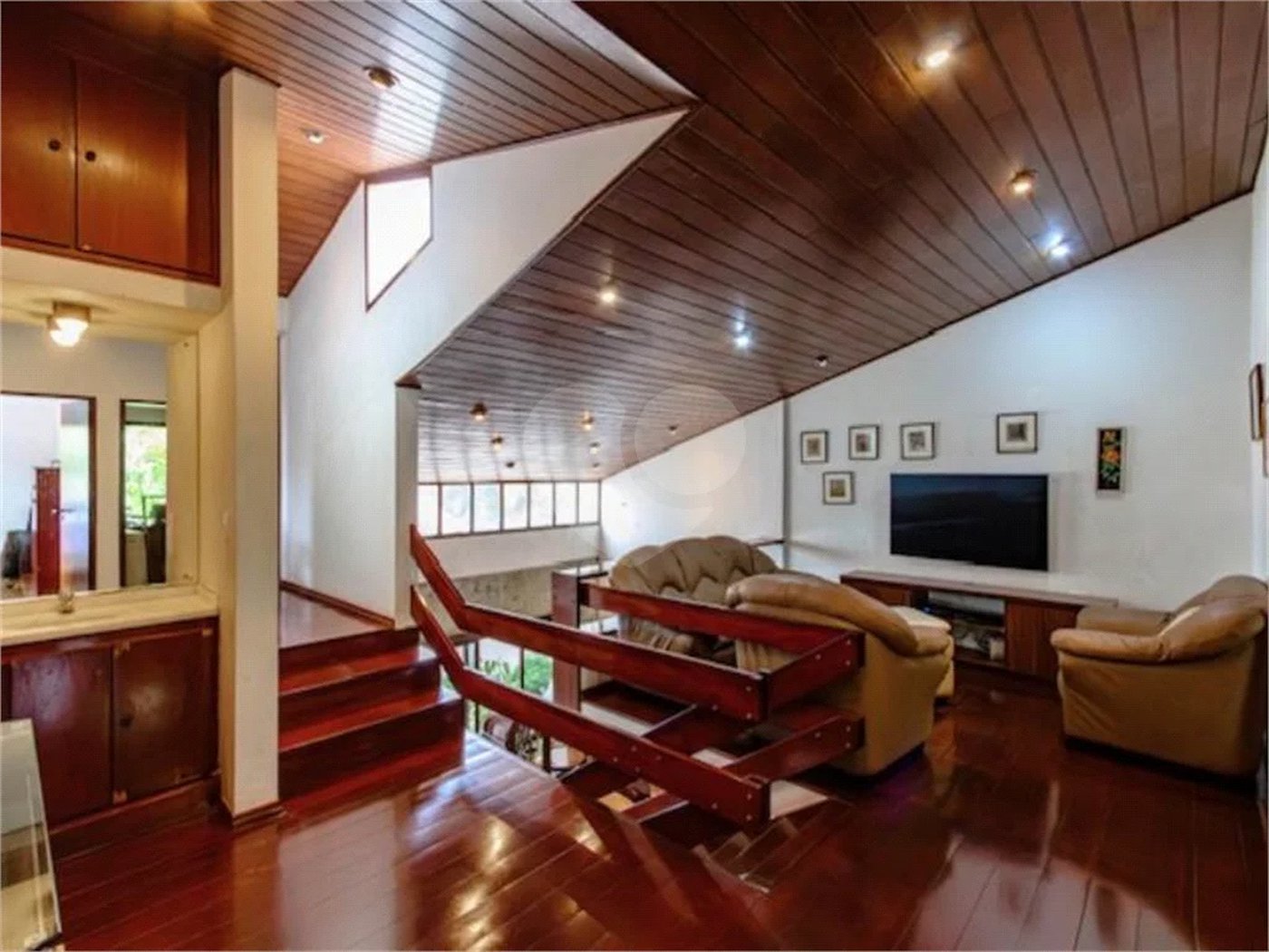 Casa para locação no Jardim da Saúde – São Paulo Imóvel amplo e elegante, com 360 m² de área construída em terreno de 400 m²