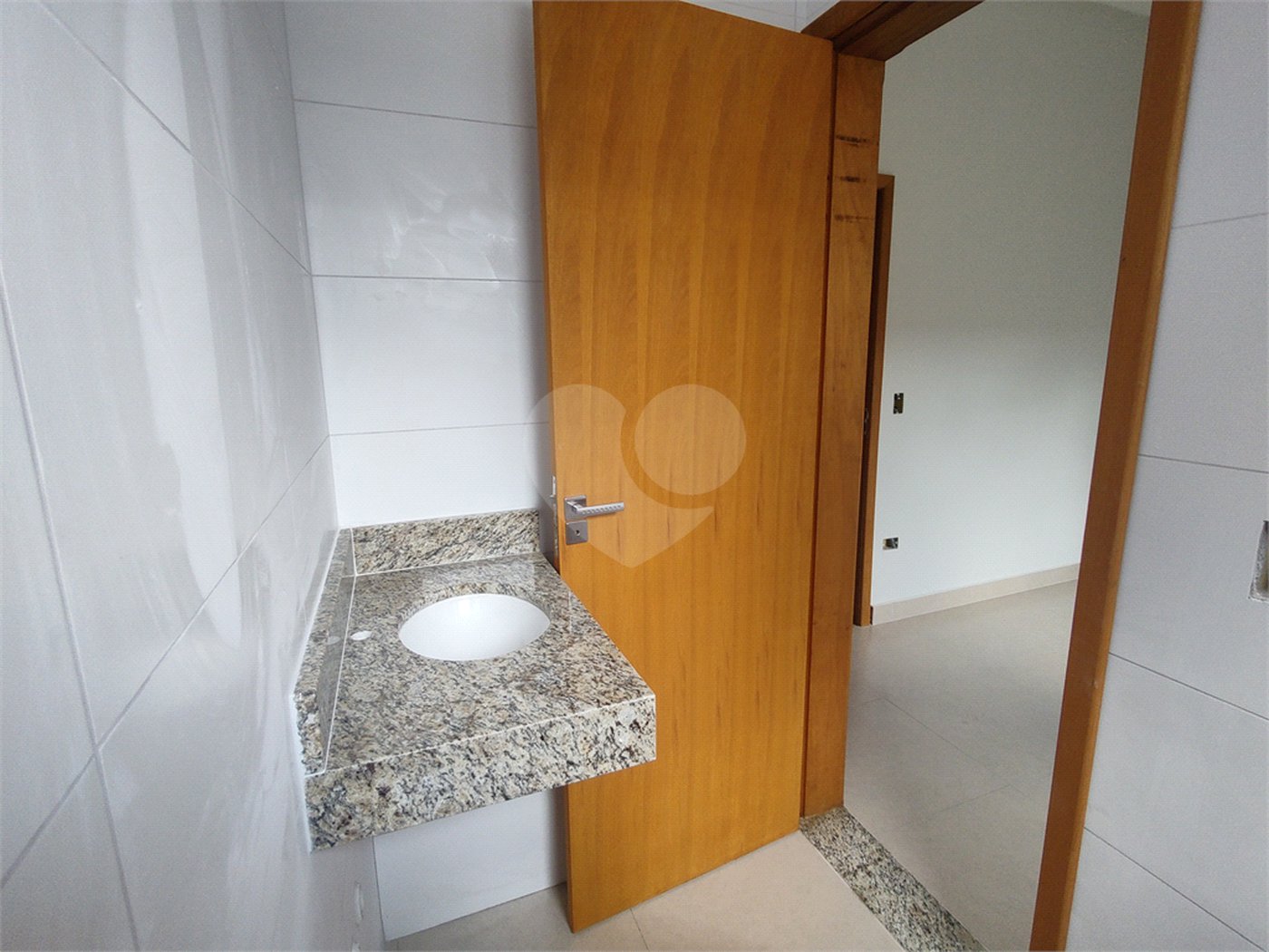 Casa térrea em Atibaia com 3 suítes, sala 2 ambientes, 2 vagas garagem, excelente localização, pronta para morar