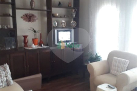 Ampla casa no condomÍnio Parque Fehr, contendo: