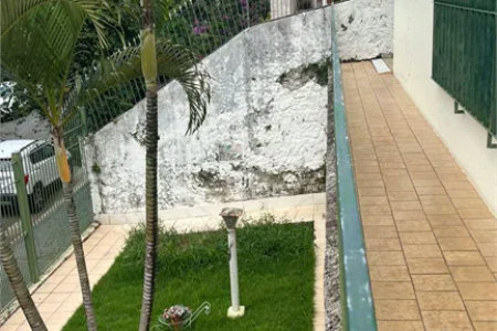 Procurando tranquilidade sem abrir mão da praticidade? Esta casa na Rua Diogo Ortiz oferece o equilíbrio perfeito.